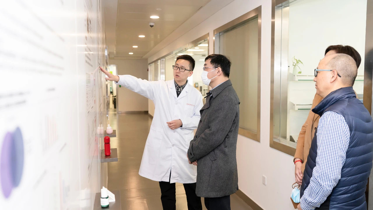 市經(jīng)濟(jì)信息化委一行參觀上美集團(tuán)總部科研中心