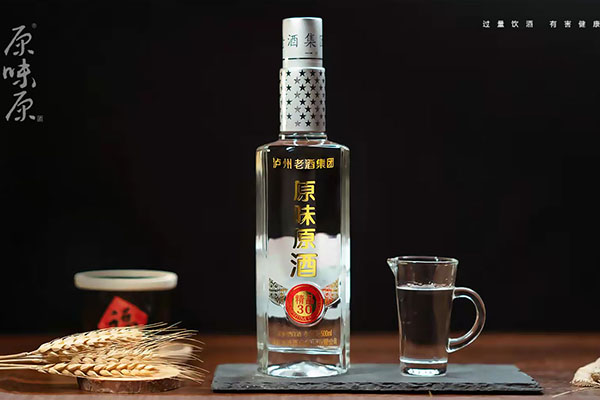 瀘州老酒與瀘州老窖一脈相傳，傾情打造“原味原酒”品質(zhì)品牌